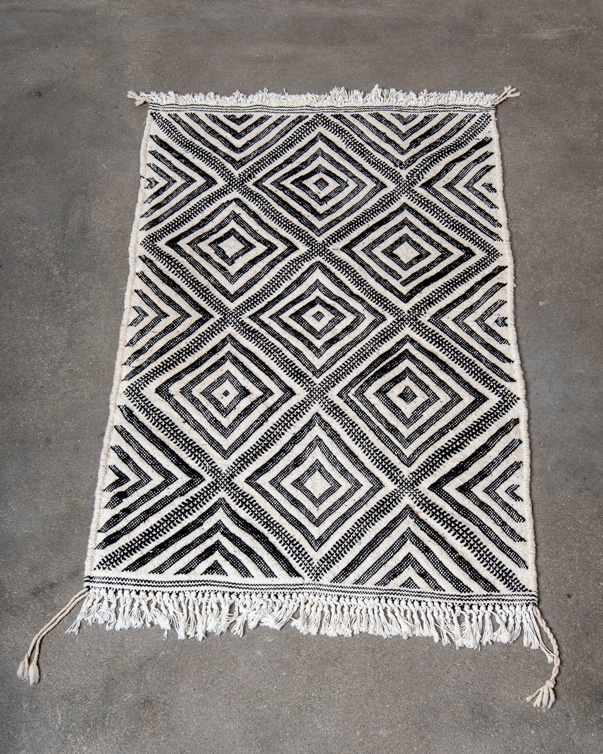 Modern, handcrafted Berber rug from Morocco. Flat-woven Kelim carpet in black and white design. Made of 100% wool.